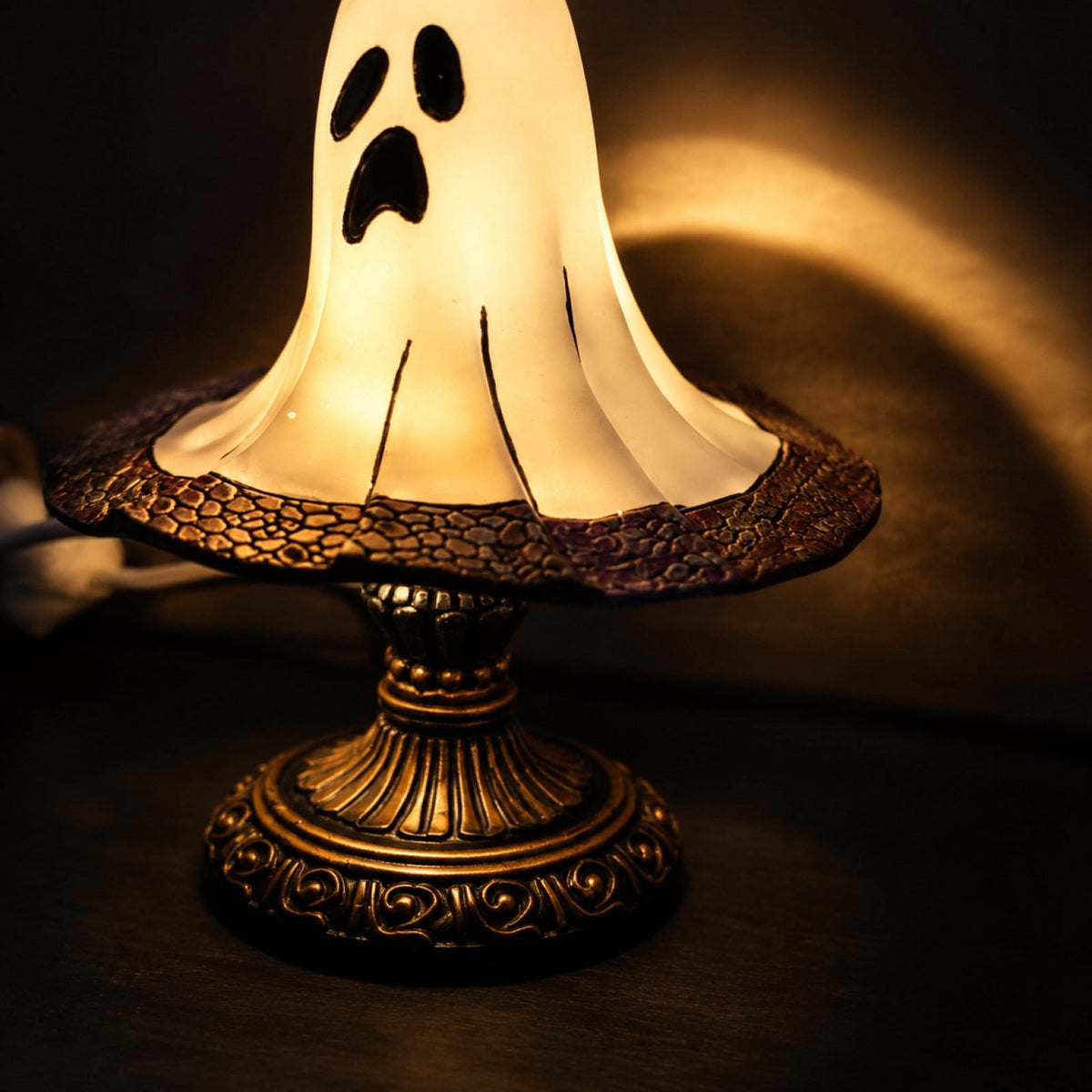 BZPIZ Witch Hat Lamp Handcrafted Retro Resin Stained Witch Hat Desk Lamp Halloween Home Decor Gothic Wizard Hats Night Light for Bedroom & Bookshelf